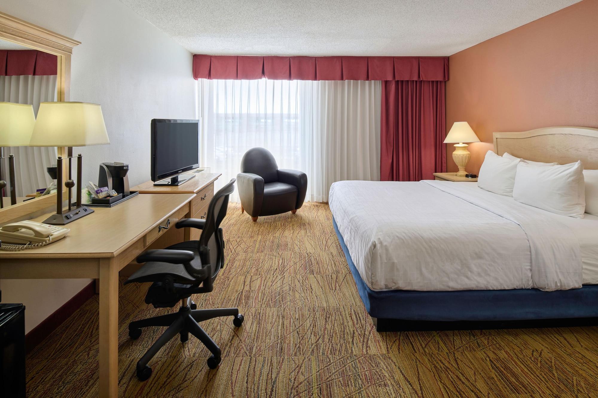 Отель Wyndham El Paso Airport And Water Park Экстерьер фото