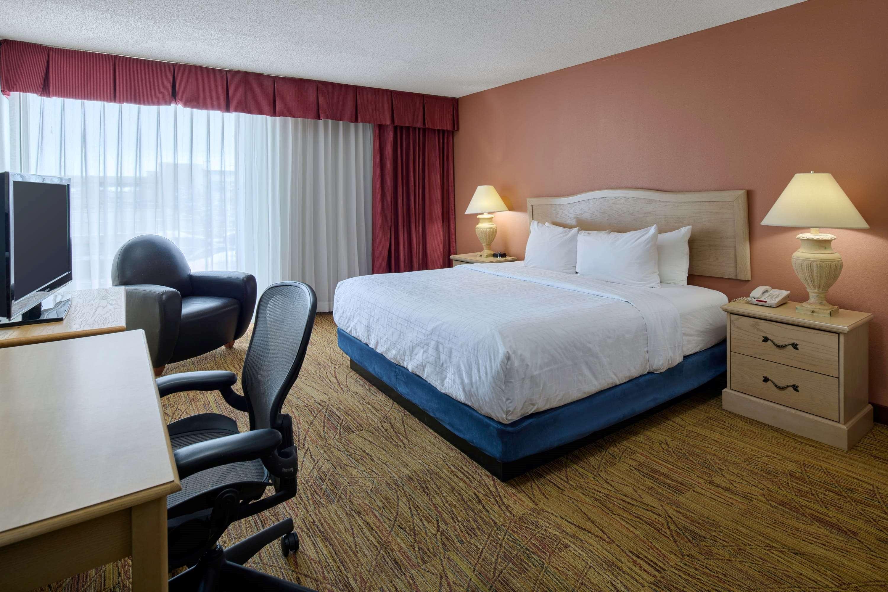 Отель Wyndham El Paso Airport And Water Park Экстерьер фото