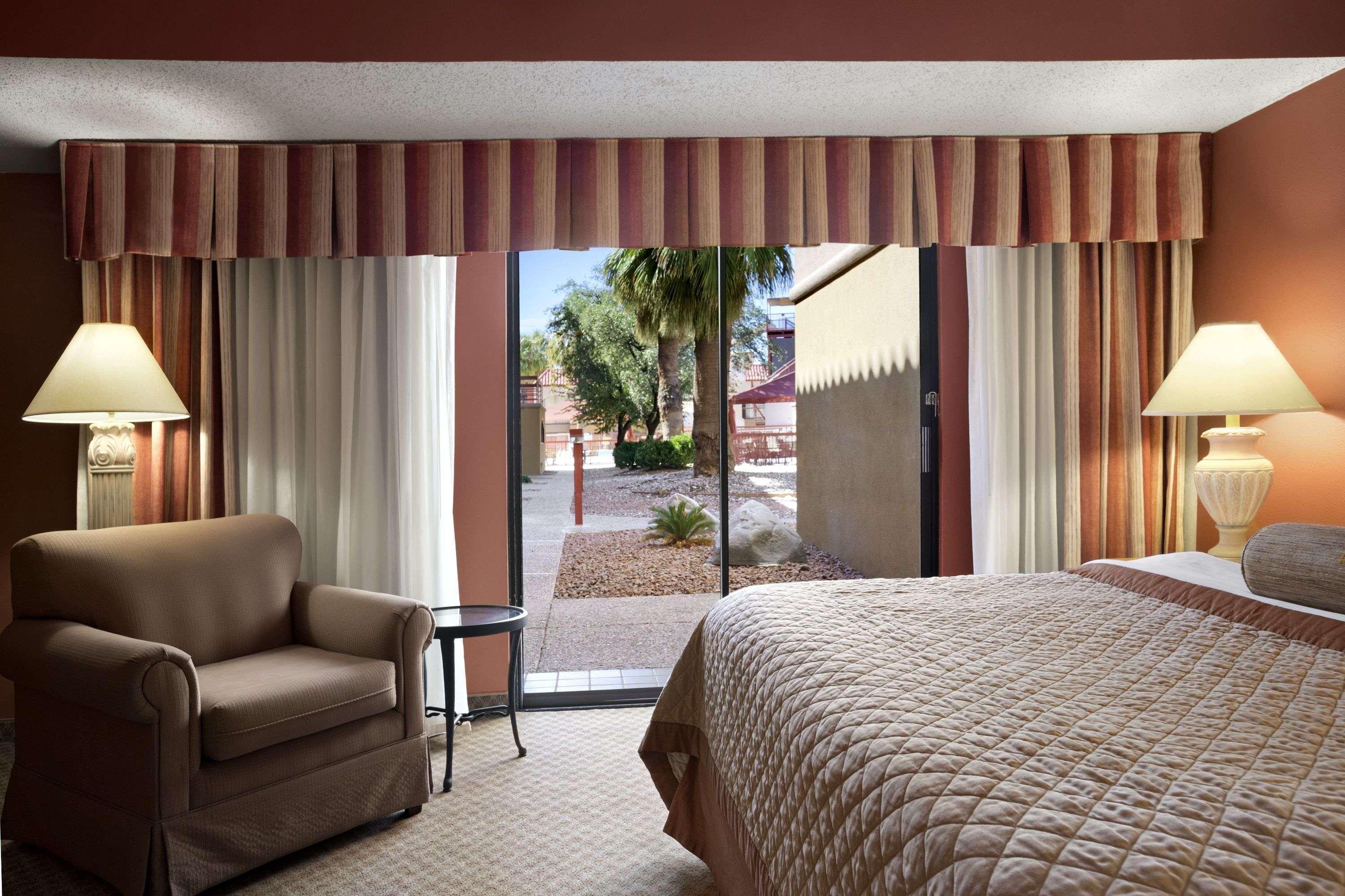 Отель Wyndham El Paso Airport And Water Park Экстерьер фото