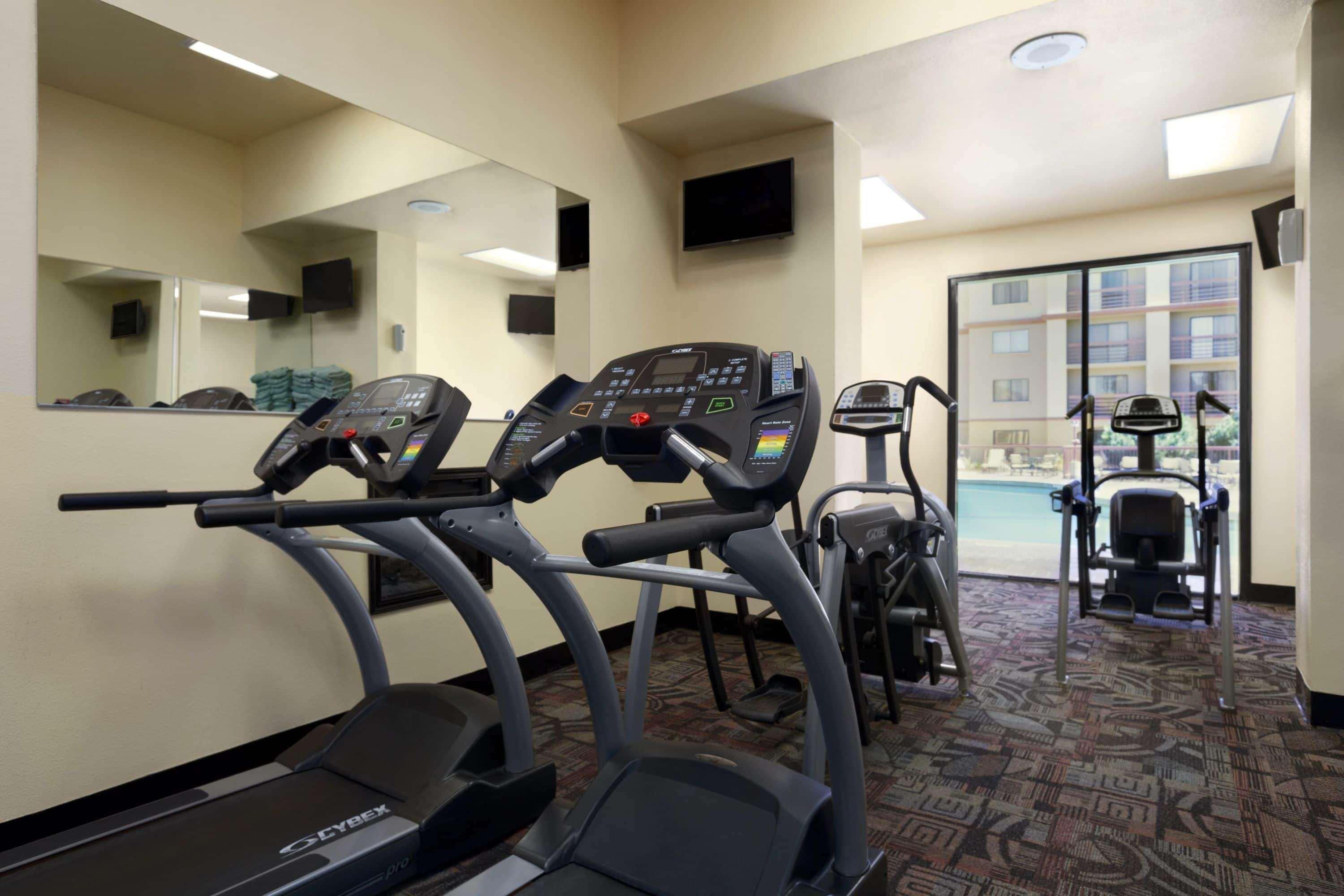 Отель Wyndham El Paso Airport And Water Park Экстерьер фото